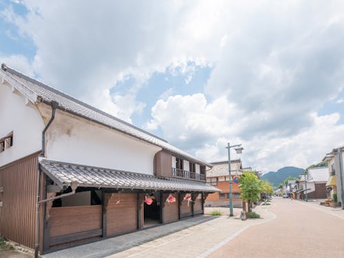 塩田津の「お試し住宅」前からの街並み。町と自然が隣り合わせにあります。