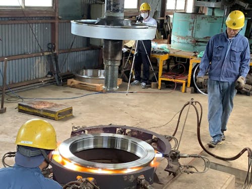 他社が真似できない 匠の技術、平賀車両基地の車輪のハメ換え。