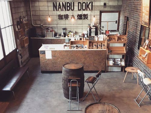 三戸駅前の倉庫を改装したCAFE