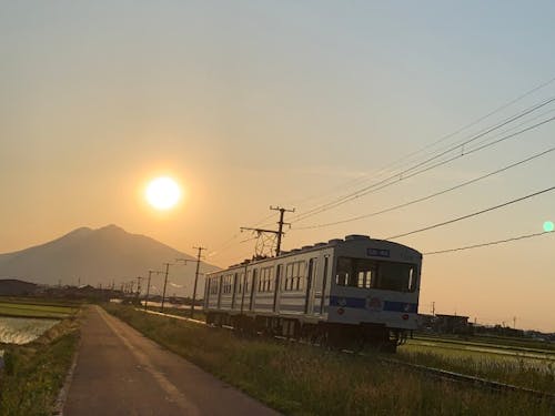 夕暮れ、岩木山を背に走る。