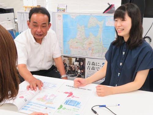 左の男性は松島就職相談員。お仕事情報もワンストップでご提供!