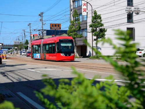 市街地をはしる万葉線アイトラム