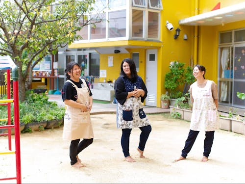 姉妹園ではこどもと一緒に裸足で園庭に出ることも！