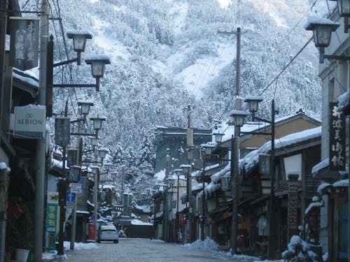 冬の八日町通り。木彫刻職人の技を生で見ることができます。