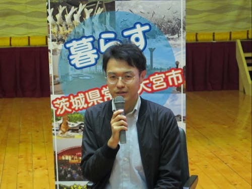 司会役の松原隊員