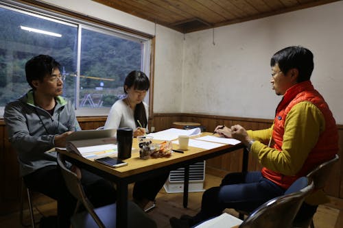 役場職員、メンターとのブラッシュアップの様子