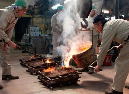 伝統工芸／高岡銅器の鋳造作業