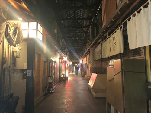 日本最古の木造市場「ふれあい公設市場」