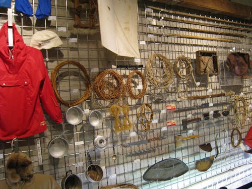 植村さんが冒険中実際に使用した道具が並ぶ