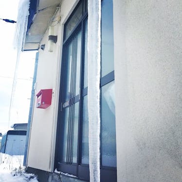 屋根からおりてきた氷柱が地面に突き刺さっている！　古いお家だと熱気が屋根から漏れて時々こうなるよ、と近所のおばあちゃんに教えてもらいました。