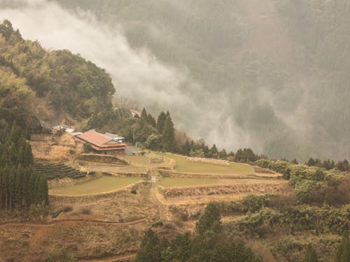 山々に一軒家が点在しています。