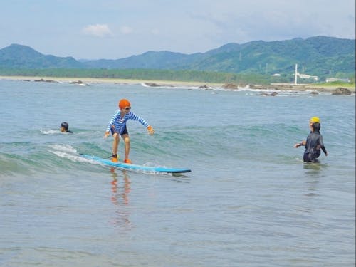 サーフィン授業の様子。初めての子でも立てるようになるそう。