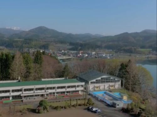 花山小学校は、花山湖を臨む高台の上にあります。(栗原市公式YouTubeより)