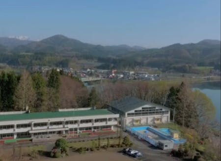 花山小学校は、花山湖を臨む高台の上にあります。（栗原市公式YouTubeより）