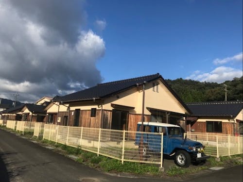 このカタマリが移住促進住宅。プチ移住村になります。