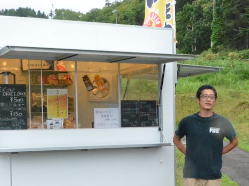 協力隊OBには島で起業した方もいます。