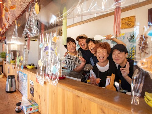 魚市場前で漁師さんのための銭湯と食堂「鶴亀の湯・鶴亀食堂」を運営しています。