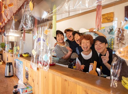 魚市場前で漁師さんのための銭湯と食堂「鶴亀の湯・鶴亀食堂」を運営しています。
