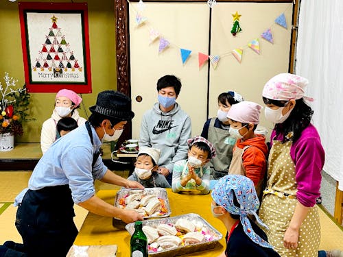 熱心に聞き入る子どもたち