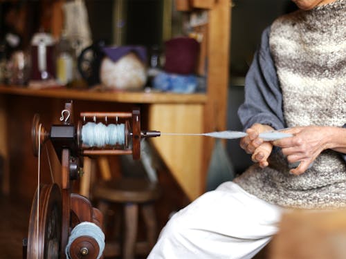 山を購入し、ログハウスで糸紡ぎをしながら暮らす魔女さん