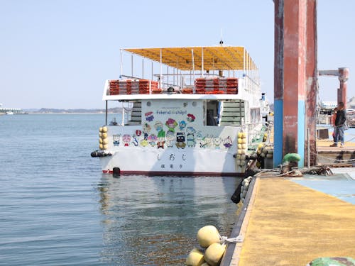 マリンゲート塩釜より塩竈市営汽船が発着