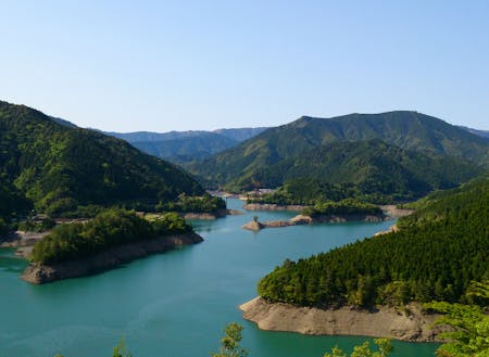 日本でも有数の豪雨地帯の馬路村魚梁瀬には、大きなダム湖があります。