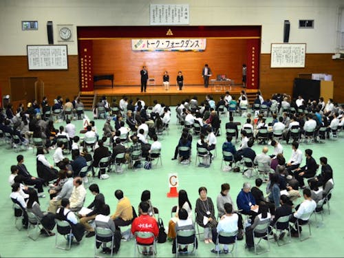 地域の方々と高校生で行ったトークフォークダンス