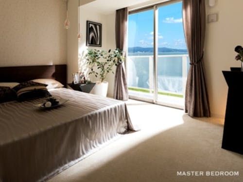 東面(湖畔)に面したベットルーム