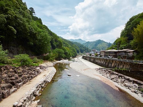 アユやアマゴ釣り川遊びで人気急上昇中!!ホテルの目の前を流れる清流「北山川」