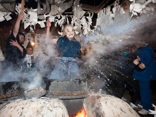 毎年12月に行われる霜月祭りの様子