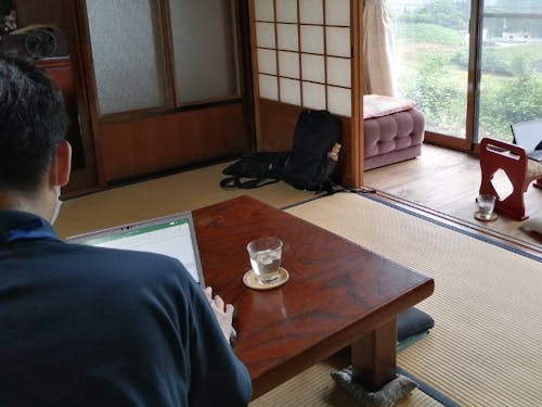 農泊でリモートワークをしている様子