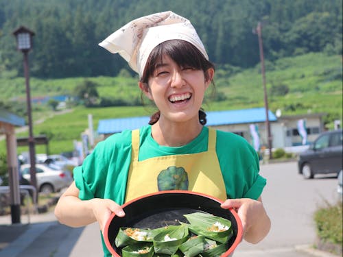 ライブ配信に出演する地域おこし協力隊の榎本隊員