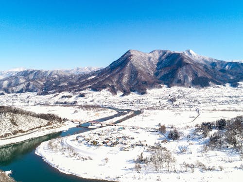 長野県の北部なので雪は降りますが、市街地は積雪5~20cmくらいです。周りを山に囲まれており、ウインタースポーツ楽しみ放題!