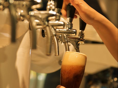 自社のクラフトビールや清酒の知識も知っていただきます。