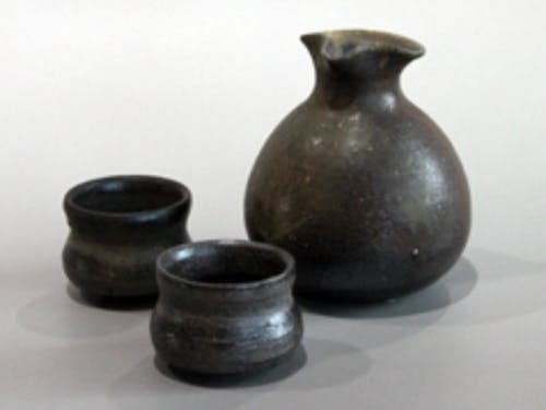 表面の凸凹は使い込むほどに角が取れ、落ち着いた色艶となります。