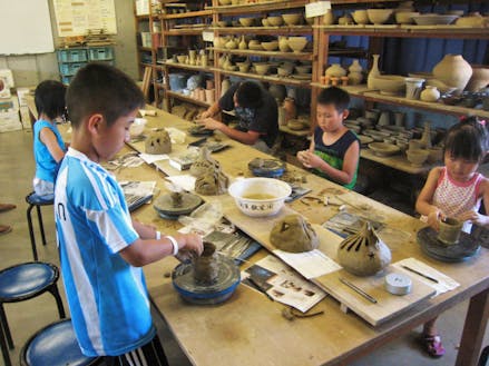 陶芸センターでは年間を通じて珠洲焼体験ができます。