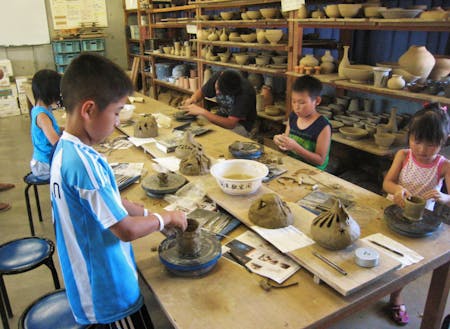 陶芸センターでは年間を通じて珠洲焼体験ができます。