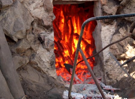 炭焼きの様子。自伐型の強み、幅広い木材の利用が可能。
