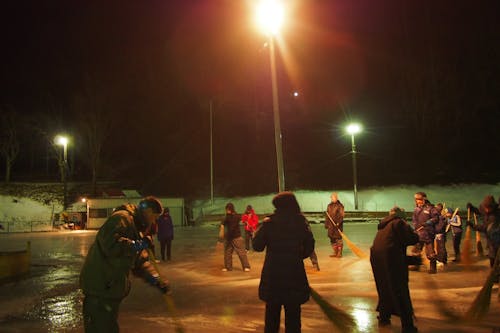地元のボランティアの皆さんと一緒にリンク整備のお手伝い