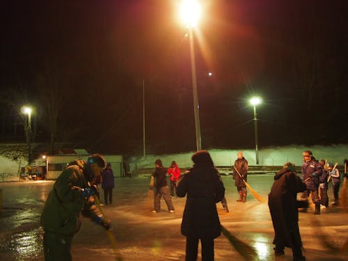 地元のボランティアの皆さんと一緒にリンク整備のお手伝い