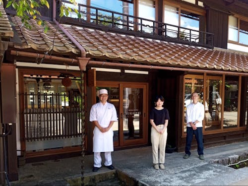 村出身の若手料理人、他スタッフとチームとして動きます。