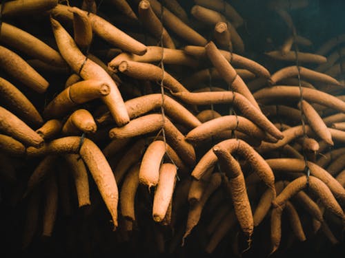 不揃いの大根も全て買い上げ、手作業で大根をつるしていく。