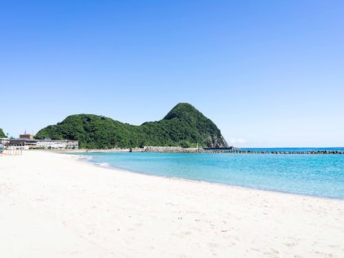 歩いてすぐにある竹野浜