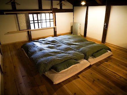 二階は寝室になっており、蔵の雰囲気をたっぷり味わいながら一晩過ごすことができますよ