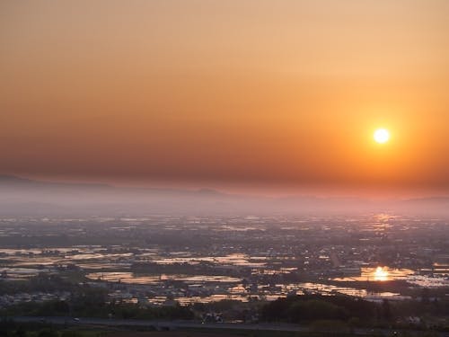 田んぼの水面に夕日が反射し、とてもきれいな景色が見られます