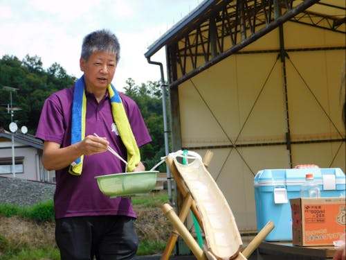地域の子供たちと流しそうめんを楽しむ先輩隊員