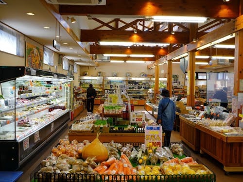 地元の人から観光客まで訪れる直売所