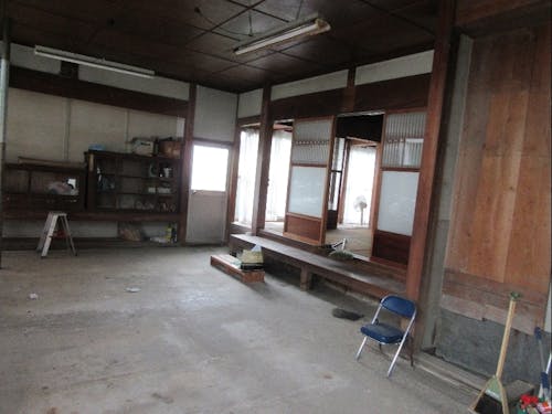 広い土間と古い建具。この建物の良さを残しながら改修します。