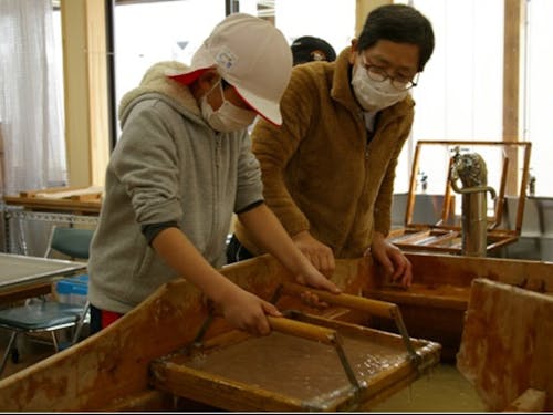 下久堅ふれあい交流館での和紙漉き体験