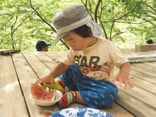 自然の中でのびのび育つ。お外で食べるスイカは最高よ♪
